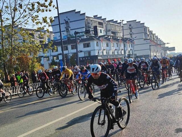 潜山市举办首届环潜水河职工骑行活动