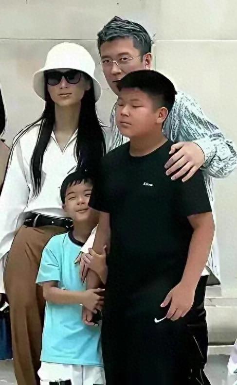 曾经那么恩爱的一对，还有两个优秀的儿子，居然也离婚了，搞不懂