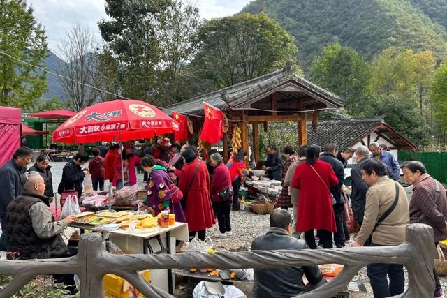 深秋留坝秦岭市集爆火,“红叶经济”带旺山间烟火气