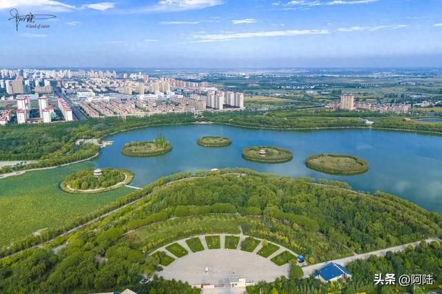 张掖润泉湖的生态风光绰约，它还是甘肃省首座国家级城市湿地公园
