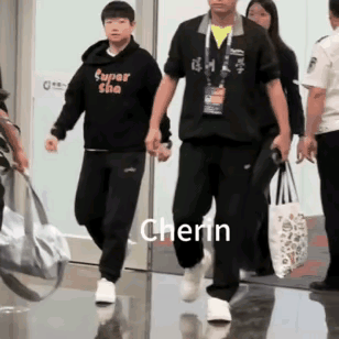 哇，机场偶遇莎莎，原来是回京，莎莎辛苦啦！恭喜深大晋级决赛