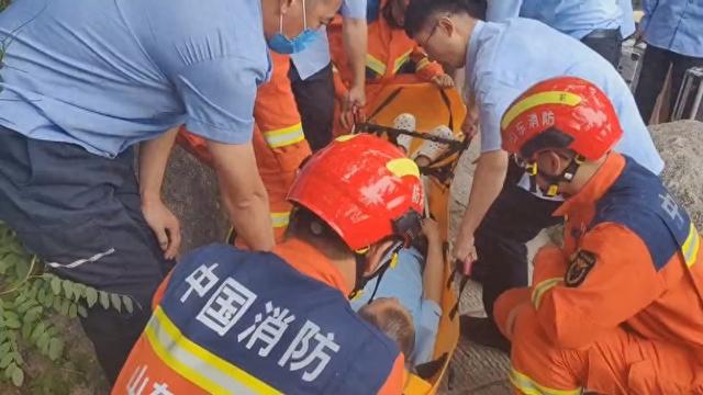 男子登山时突发心脏不适，消防员救他下山