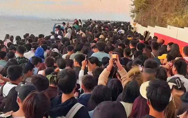 国庆酒店老板懵了！白天人山人海，晚上房间空着，游客都去哪了？