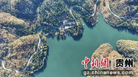 贵州毕节七星关：冬日水库碧波荡漾 景色如画