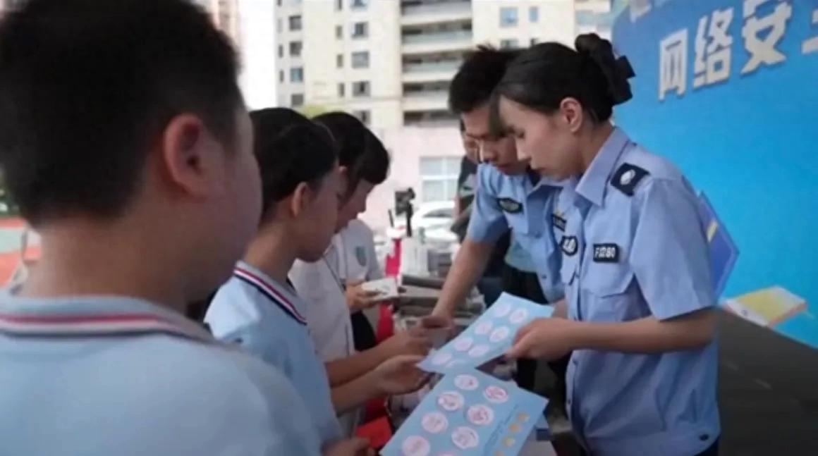 开学了 网警来送“网络安全课”(教师 & 学校:守土有责,做网络的“净化器”) 开学了 网警来送“网络安全课”(教师 & 学校:守土有责,做网络的“净化器”)