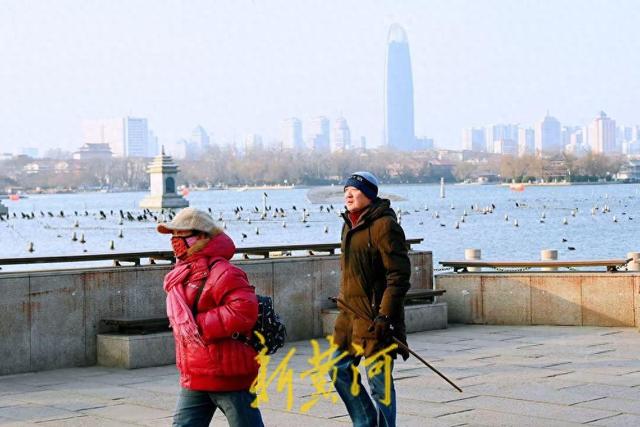 泉城迎寒潮，游客游湖热情不减