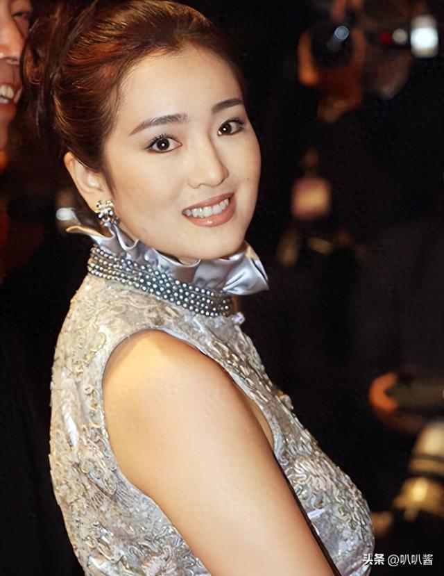 事实证明！陪马克龙回国的巩俐，可能已经走上了另一条大道