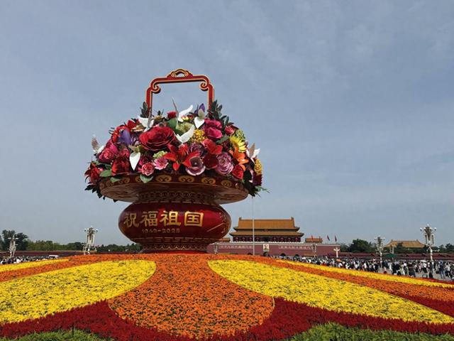 在天安门广场，为祖国庆生