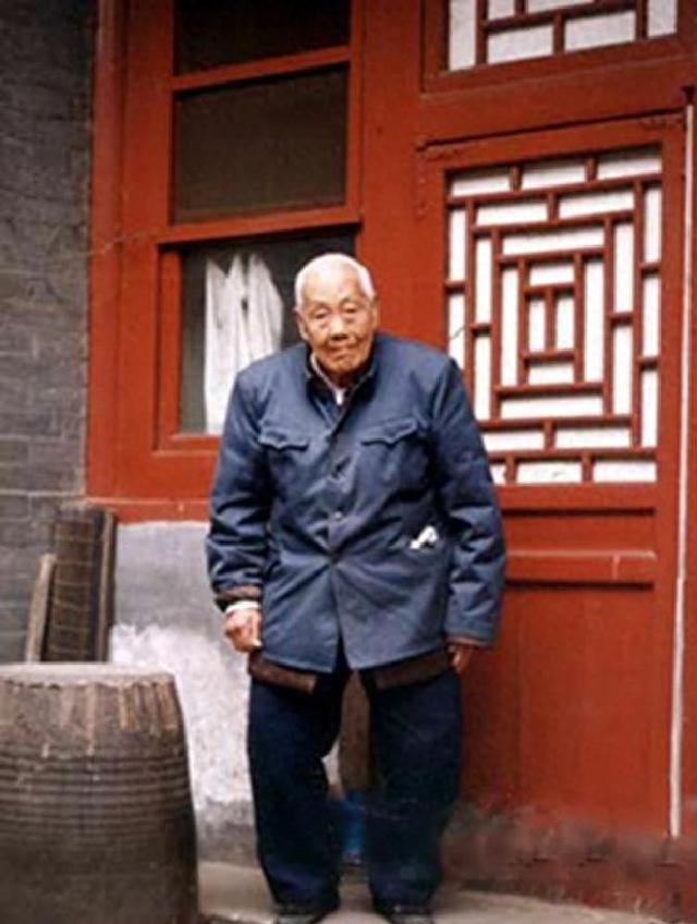 清朝最后一名太监回忆：妃子洗澡从不用手和避讳太监，十分侮辱人