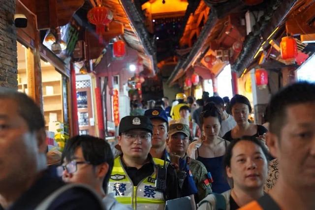古城派出所“警景融合”，用坚守绘就暑期旅游“和和美美”画卷