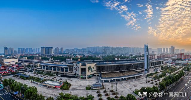 河南洛阳火车站：云蒸霞蔚美如画