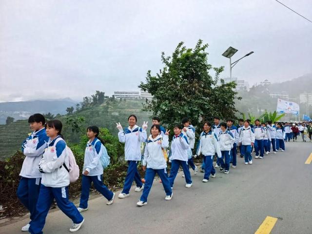 28公里徒步，让青春与红色“双向奔赴”