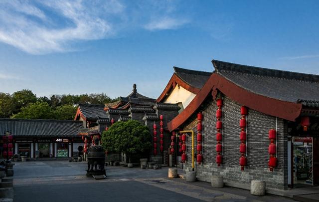 四川有一条古街爆火，夜景不输大唐不夜城，还不要门票