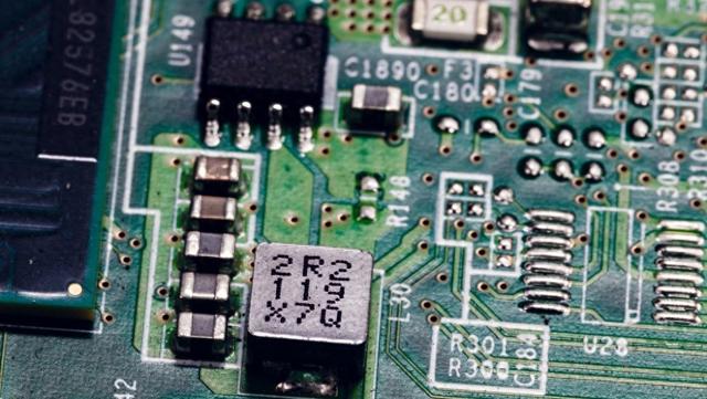 俄罗斯芯片几乎一片空白，为什么不担心被卡脖？办法让美国也叹服