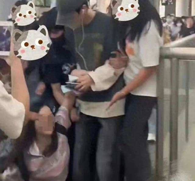 偷拍明星攻略（揭秘明星对抗私生饭的狠招跟踪咒骂潜入住处）