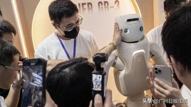 主打交互陪伴，机器人“大白”来了！｜2025世界机器人大会