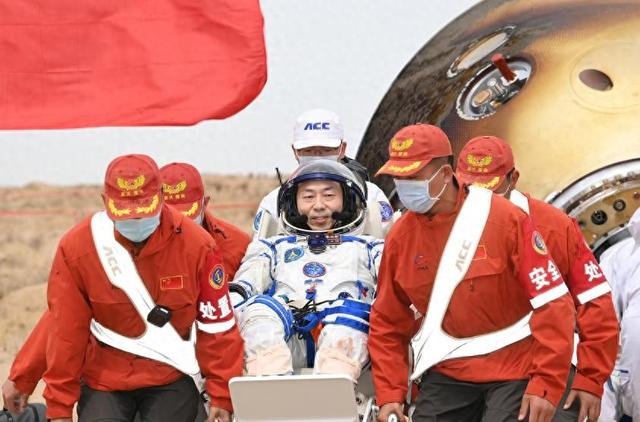 技不如人？神十九回家，中国航天员出舱抬着走，美国的却能走出来