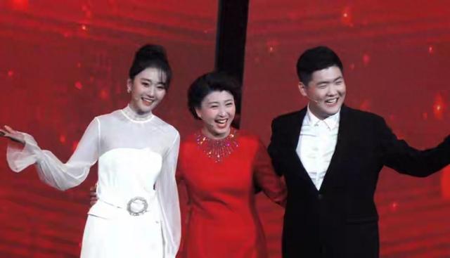 53岁闫学晶如今备受争议	，现在看来赵本山与她分道扬镳也正常