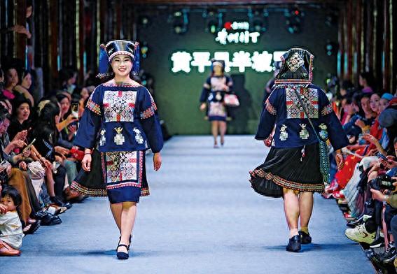 【习近平总书记考察贵州·十年跨越】第三篇章｜打造“多彩贵州”文旅新品牌：“多彩贵州”焕新彩