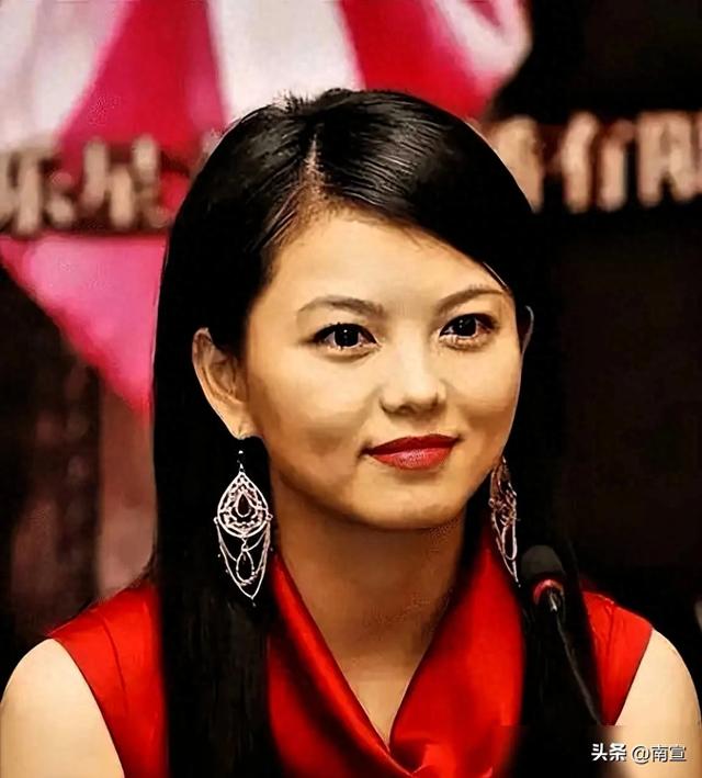 李湘公司法人变更引争议，AI造谣套路曝光，真相后藏着什么秘密？