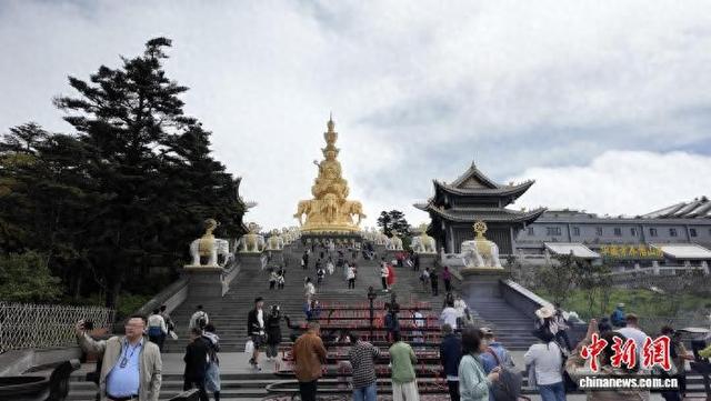 （活力中国调研行）千年峨眉“武”“动”文旅，中外游客畅玩乐山