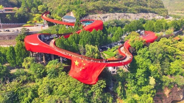 安阳林州：红旗渠上红旗飘扬！祝福伟大祖国！