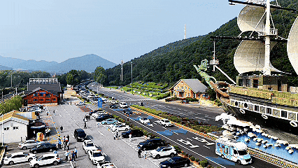 长假前两天，金石滩各景点活动多人气旺