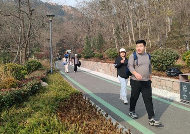 周末，游山人气旺！