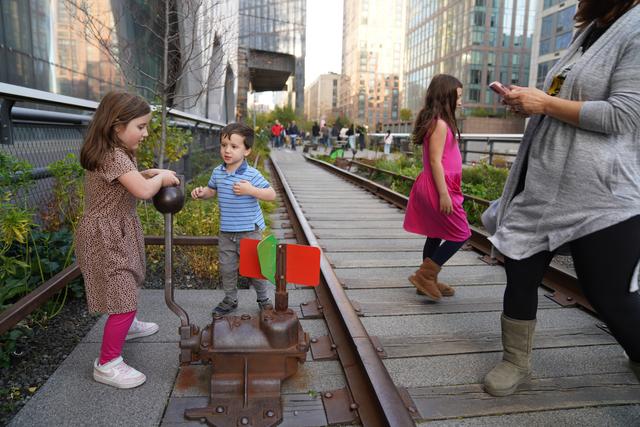 纽约高线公园：废弃铁路成为观光热点