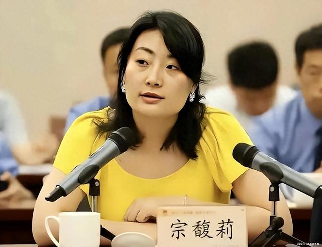 宣告卸任董事长仅半月，宗馥莉“新身份”曝光，宗泽后高兴早了