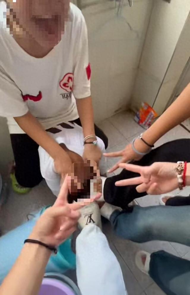 广西一中学多人霸凌女生，扇巴掌骑身上踩头部还比出剪刀手？苍梧县教育局：多部门介入