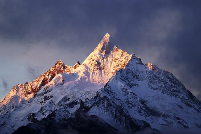 云南梅里雪山“日照金山”#
