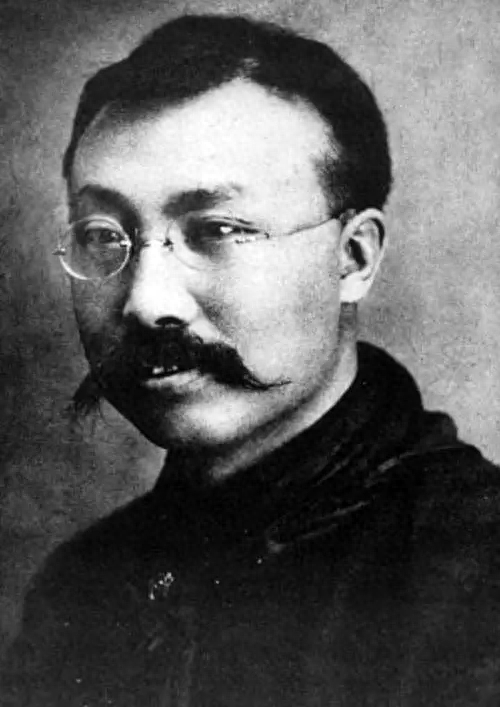她小脚、文盲，大他6岁，客人以为是保姆，李大钊拉过来：是我妻
