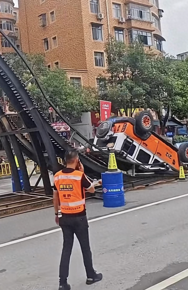 “212”越野车爬坡翻车，网友炸锅：背后竟是“世界铝王”？