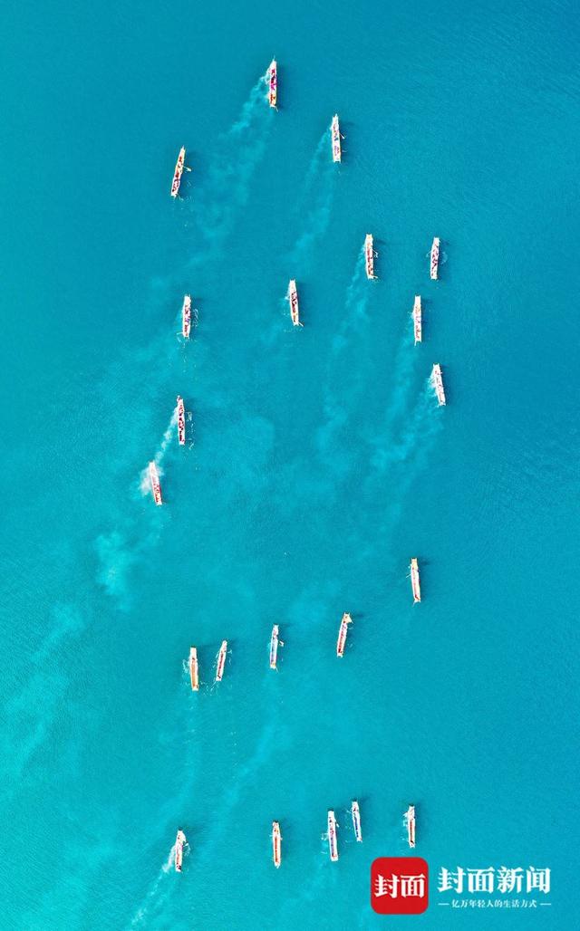 壮观！泸沽湖转山转海节开幕 蔚蓝湖面上百舟竞发