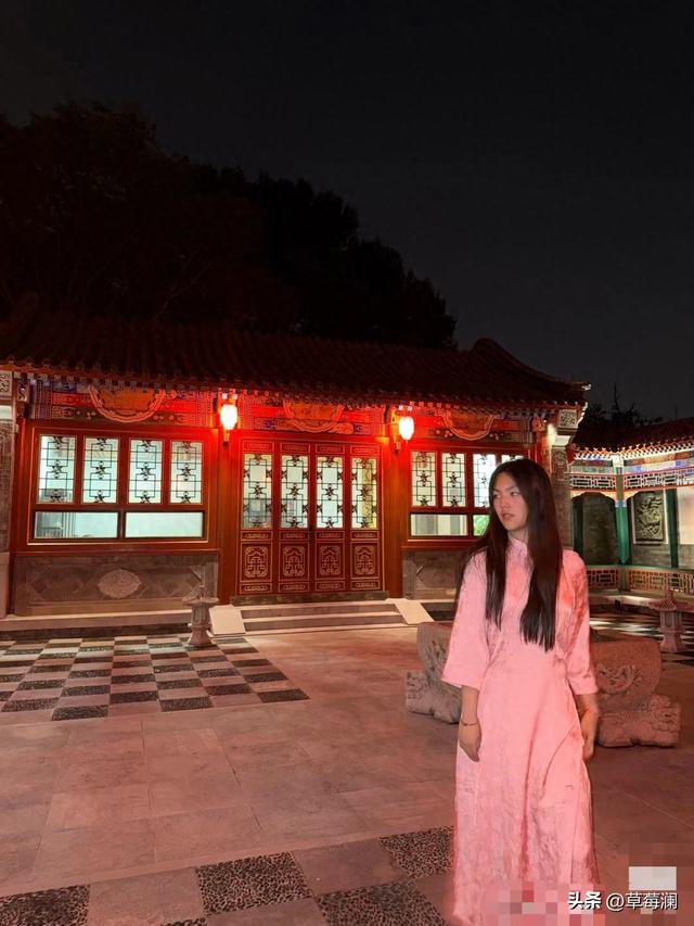 王诗龄晒自家北京小院，大半夜穿旗袍拍照，面无表情上演中式恐怖