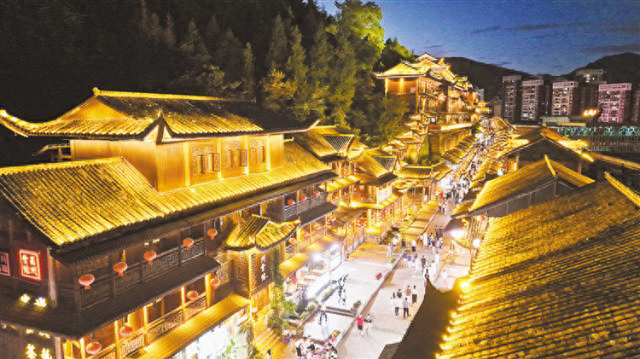 重庆酉阳：文旅消费热 古城人气旺