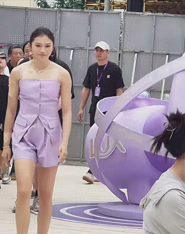 哇，吴艳妮这大体格子，好壮实，健康阳光，运动美是真好