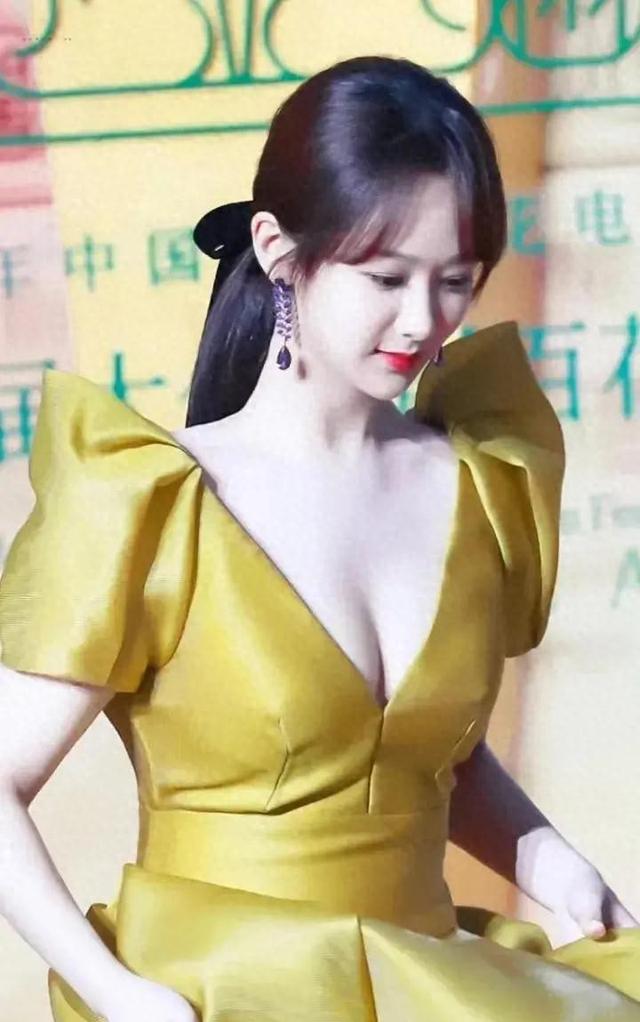 杨紫的“蝴蝶胸”火了！果然清纯在性感就是面前一文不值！