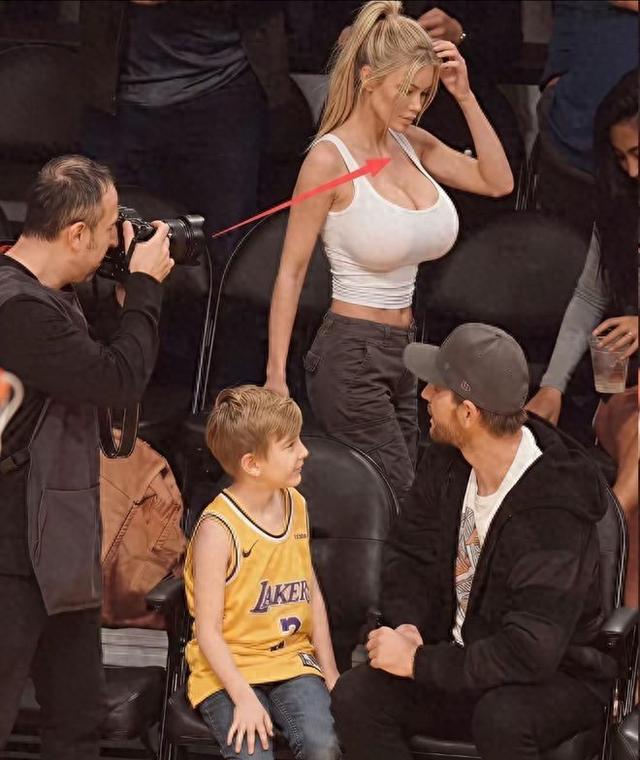 湖人美女球迷凭借火辣身材迅速走红网络！还被现场摄影师偷拍