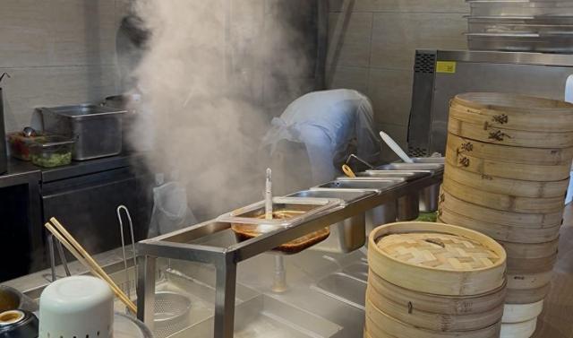 西贝门店回应“罗永浩吐槽西兰花保质期2年”：冷冻锁鲜保存的有机花菜，进后厨参观需持健康证