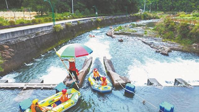 长汀：游客乘皮划艇顺流而下，体验夏日清凉