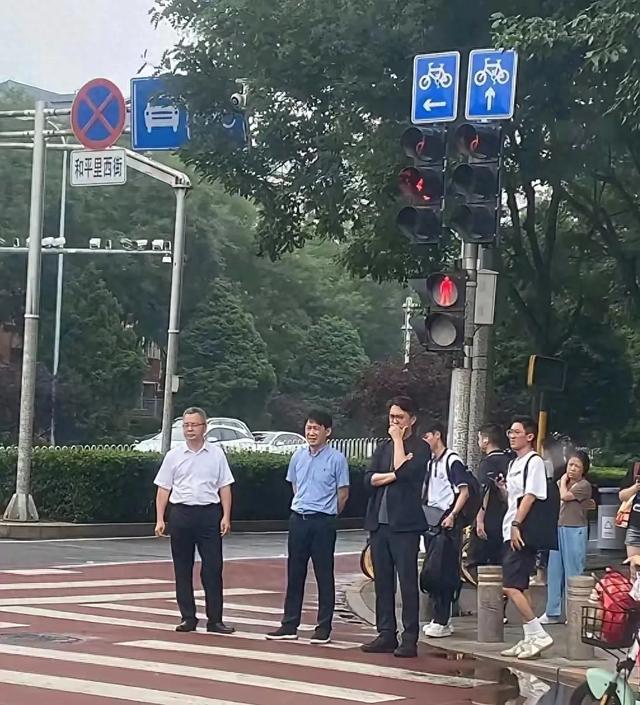 在北京路口碰到的是靳东吗？这是在拍戏等红灯吗？