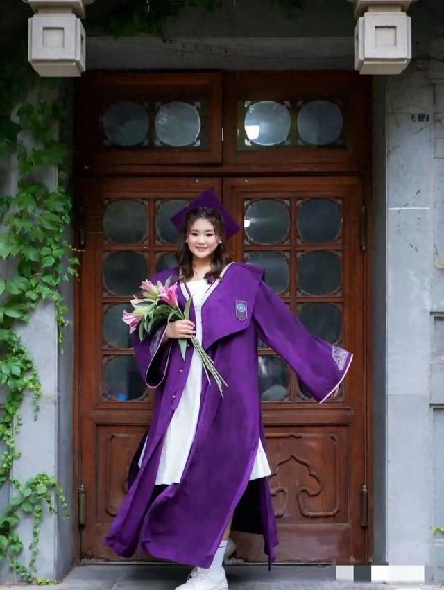 刘禹彤北京师范大学毕业照令人羡慕！不仅可爱还很能打！