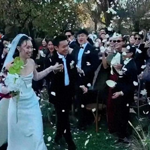 霍启刚弟弟霍启仁在玉龙雪山举办婚礼，新娘为泰国华裔，二人已相恋5年，霍震霆、朱玲玲、霍启刚现身现场