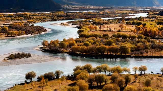 金风裁云绘穹庐，秋色蘸露染圣城 —— 雪域高原上的鎏金诗卷