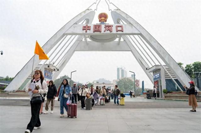 冰雪邀约！河口口岸迎来今冬首批越南“赏雪团”