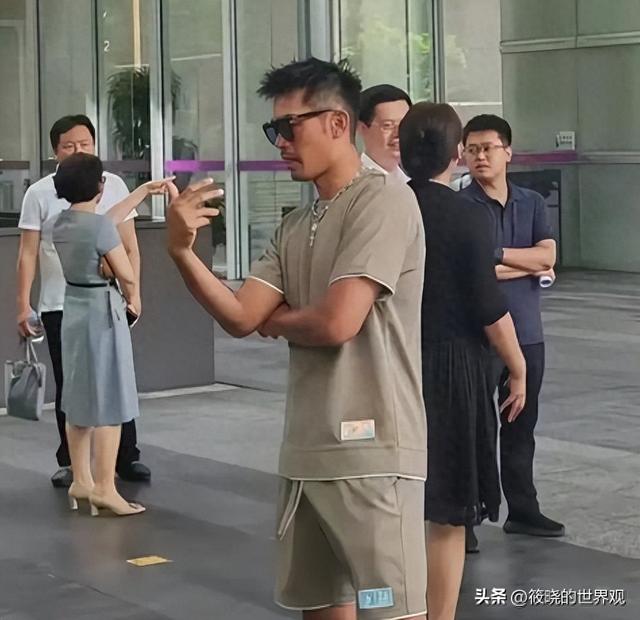 42岁林丹和44岁谢杏芳罕见同框，精神状态天差地别，活像两代人
