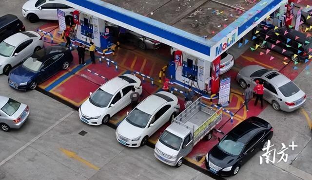 广东一加油站请女模站台，数名“油模”衣着暴露，排队加油车辆络绎不绝，有人合影、有人质疑；执法部门回应