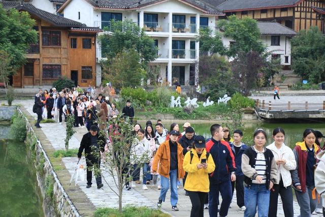 大盛镇：秋季趣味徒步活动开启 引领农旅融合新风尚